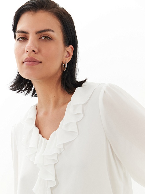 Блуза свободного силуэта с V-образным вырезом и рюшей
