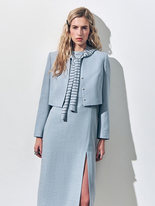 Укороченный жакет с декоративными пуговицами