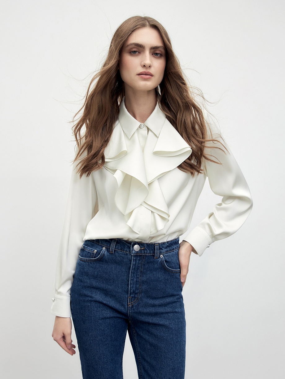 Атласная блуза с воланом