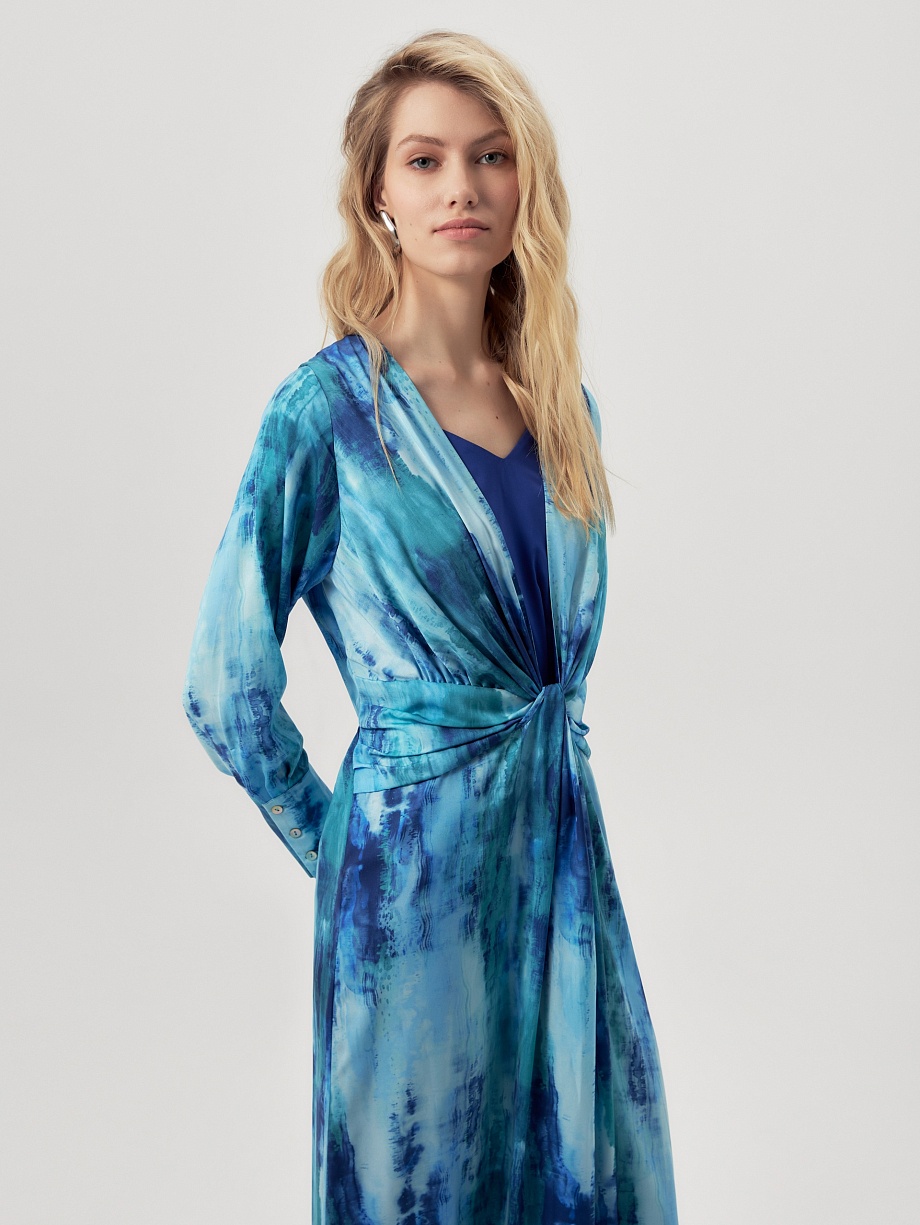 Приталенное платье с V-образным вырезом