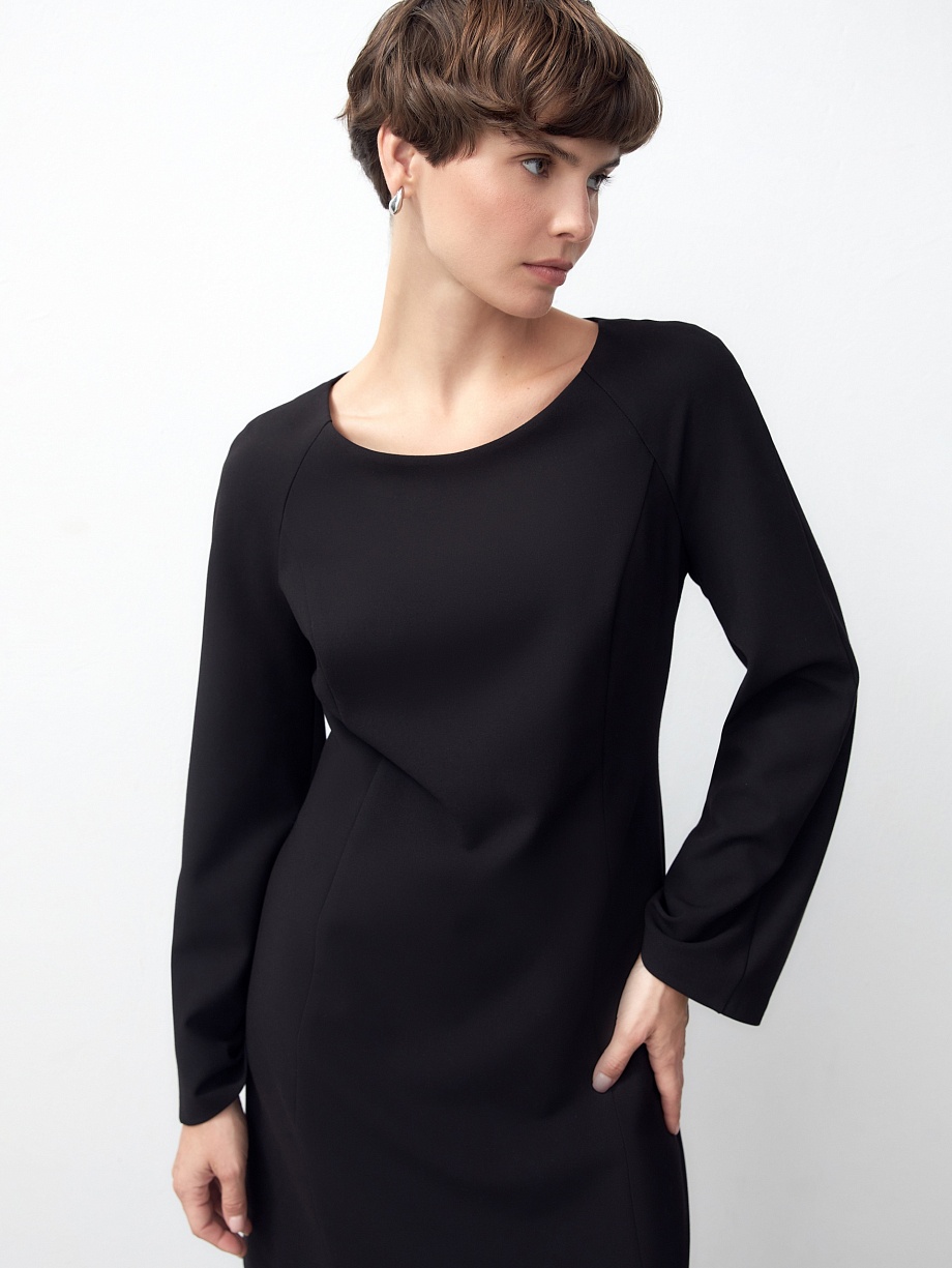 Приталенное платье из костюмной ткани с рукавами клёш