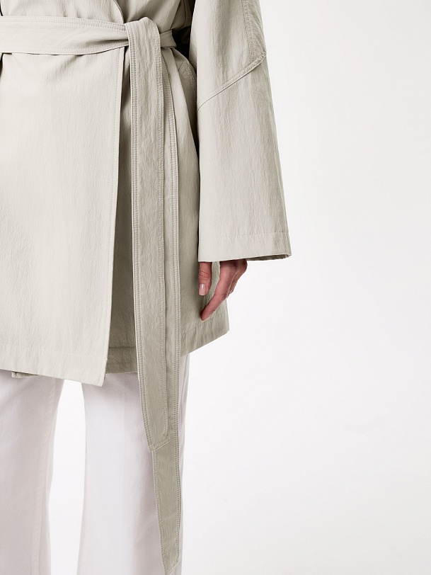 Непромокаемый укороченный плащ с сумкой из той же ткани