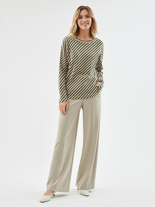 Свободный джемпер в диагональную полоску