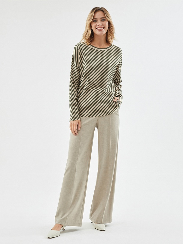 Свободный джемпер в диагональную полоску