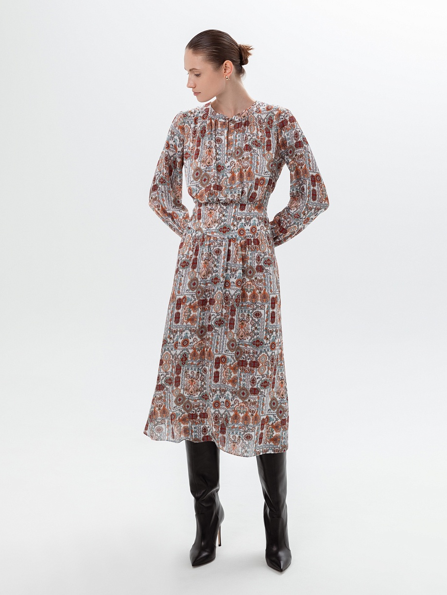 Свободное приталенное платье с восточным принтом
