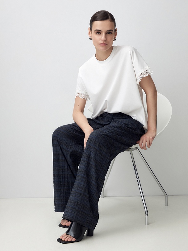 Брюки на завязках из фактурной ткани