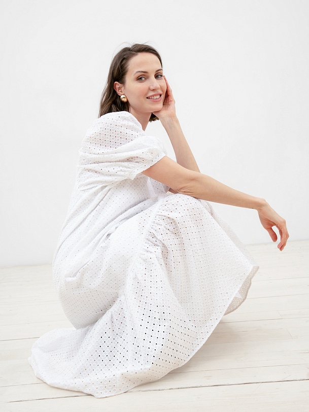 Белое летнее платье из хлопка