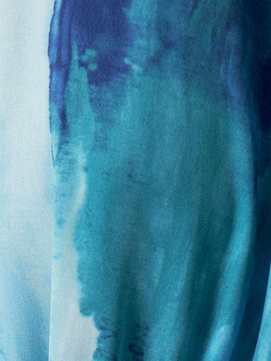 Приталенное платье с V-образным вырезом