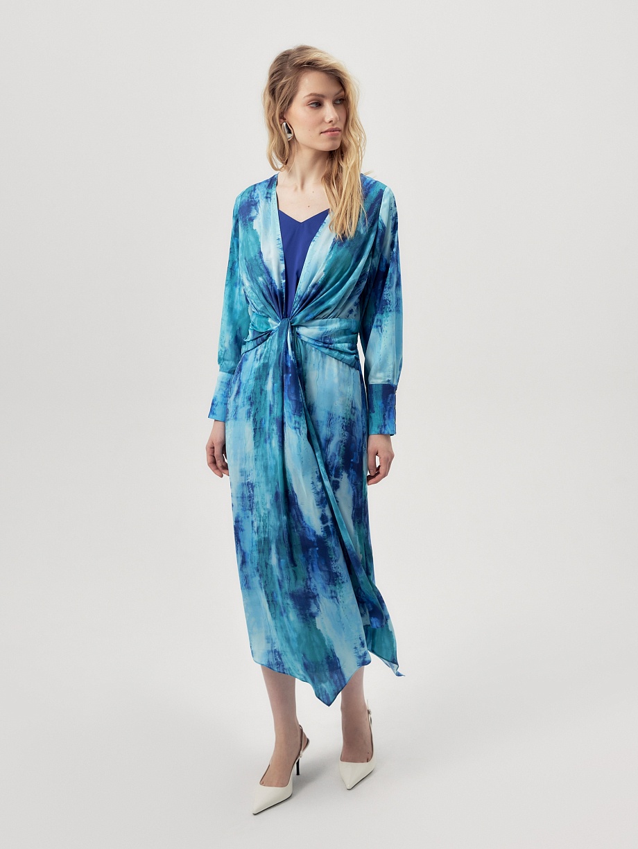 Приталенное платье с V-образным вырезом