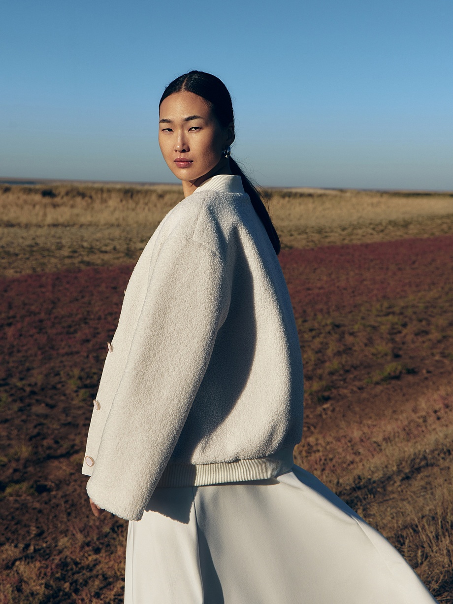 Бомбер из фактурного трикотажа