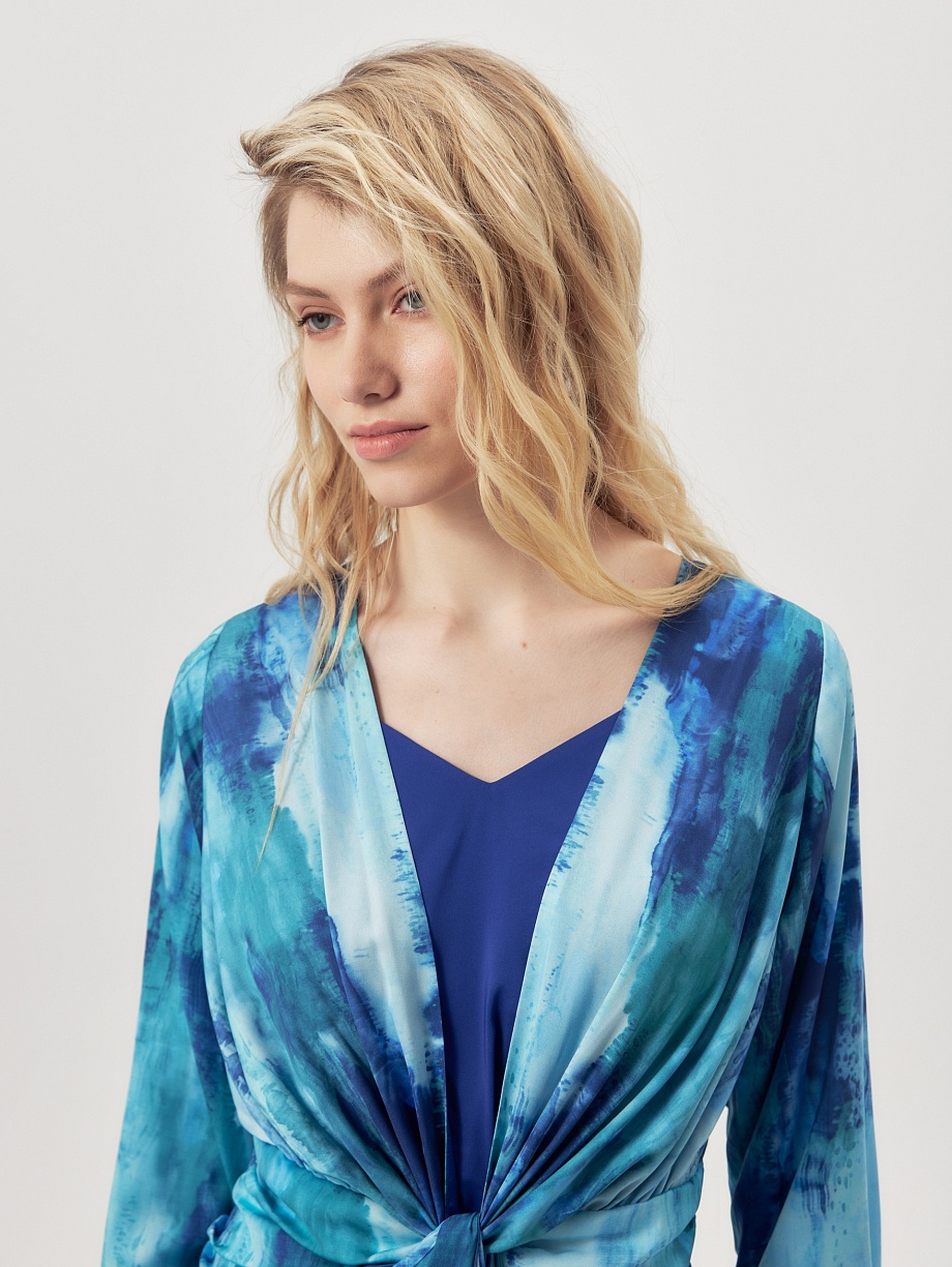 Приталенное платье с V-образным вырезом