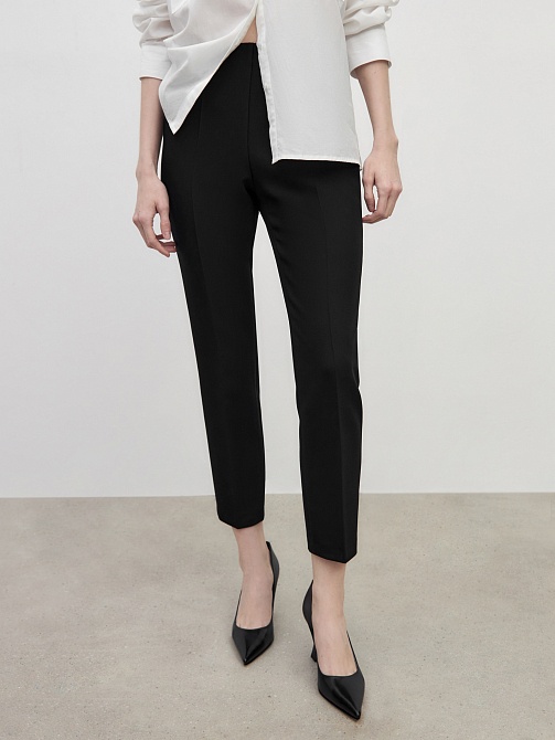 Зауженные брюки со стрелками из костюмной ткани 
