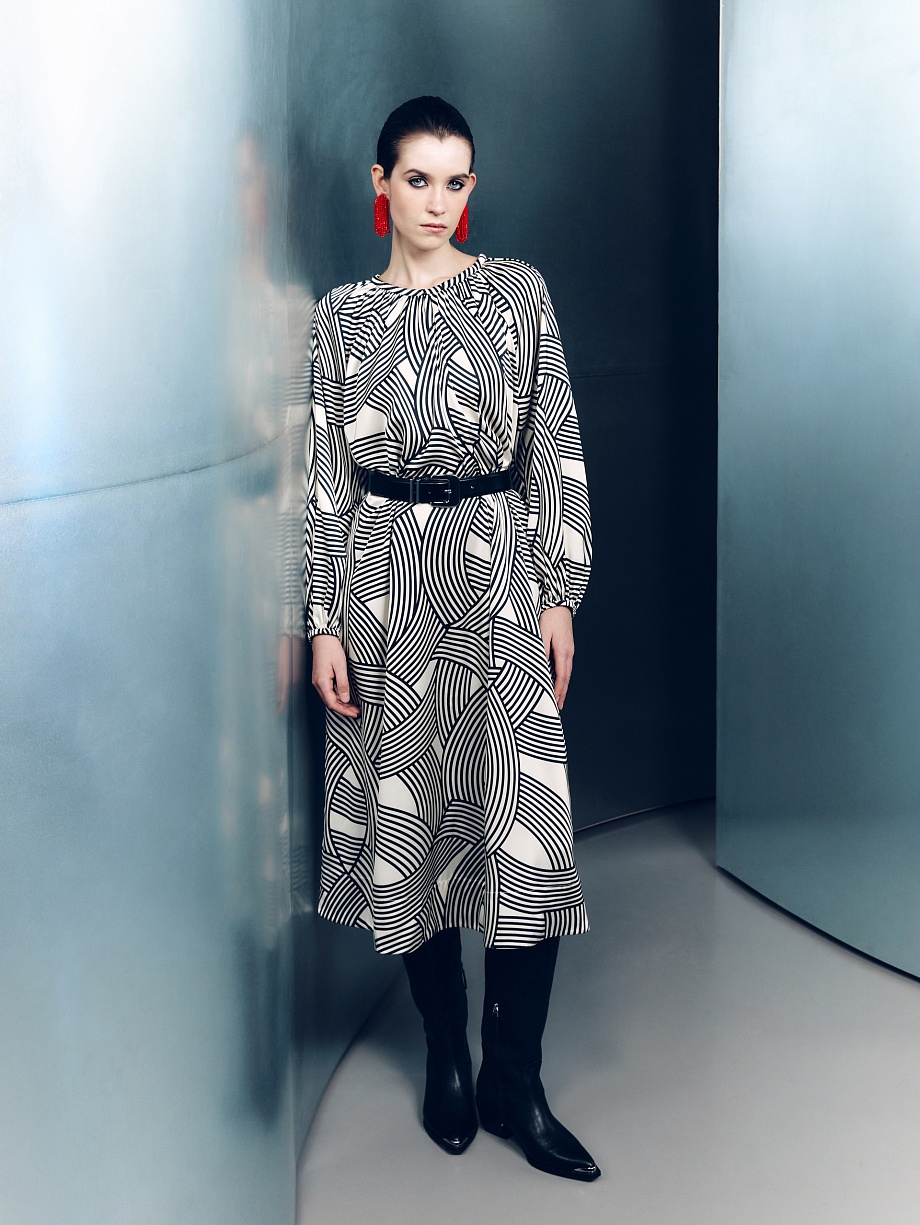 Свободное атласное платье