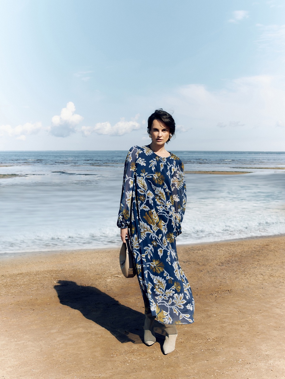 Свободное шифоновое платье с растительным принтом