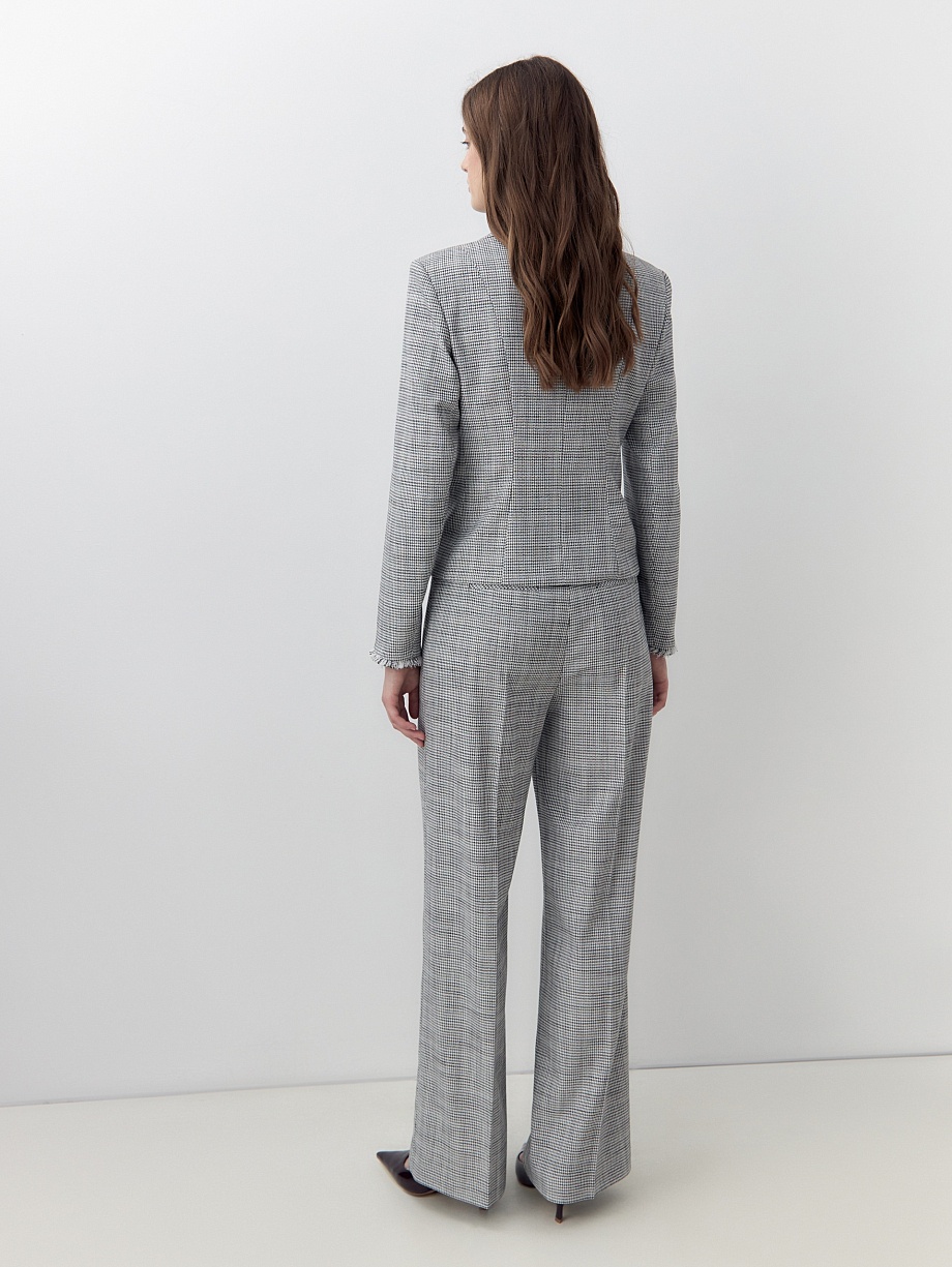 Укороченный приталенный жакет из твида