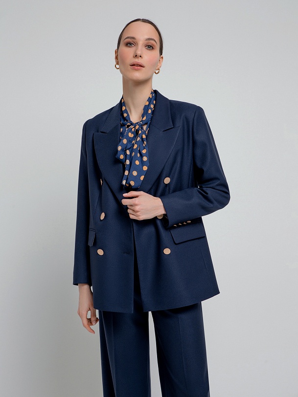 Удлиненный прямой двубортный жакет