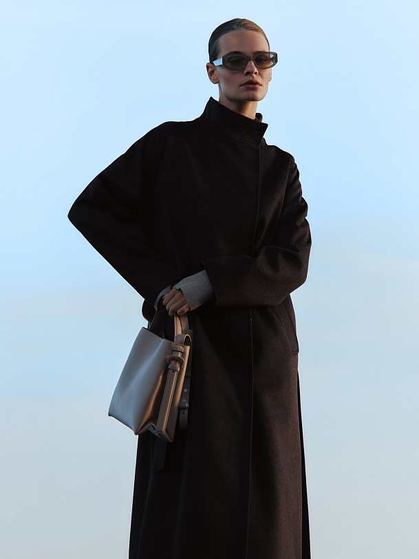 Шерстяное пальто с мембраной и утеплённой спинкой