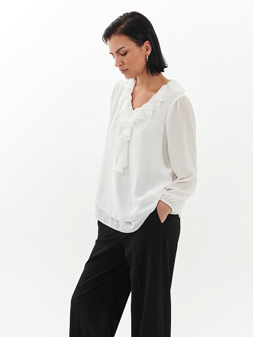 Блуза свободного силуэта с V-образным вырезом и рюшей
