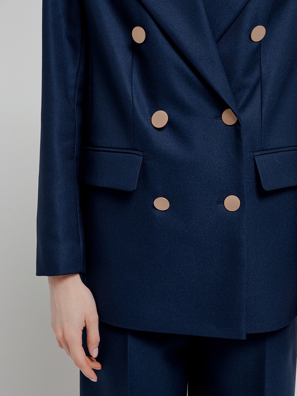 Удлиненный прямой двубортный жакет