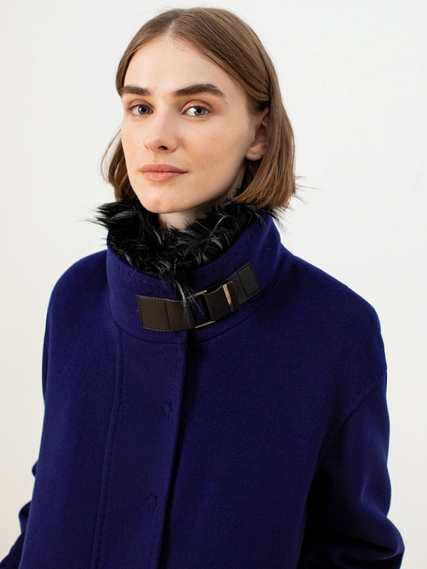 Зимнее пальто из шерсти с мембраной и меховым воротником