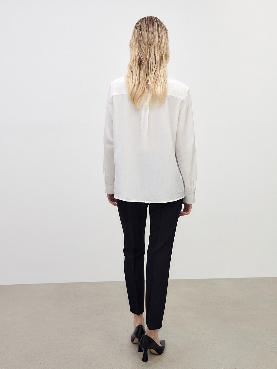 Рубашка из натуральной ткани с накладными карманами