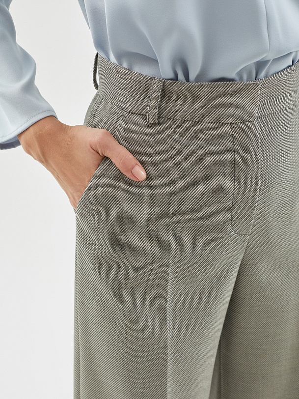 Брюки свободного силуэта из фактурной костюмной ткани