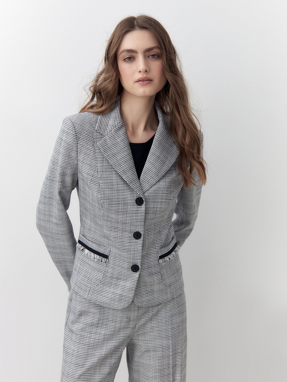 Укороченный приталенный жакет из твида