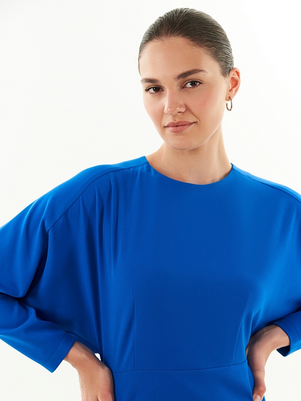 Приталенное платье из  ярко-синей костюмной ткани