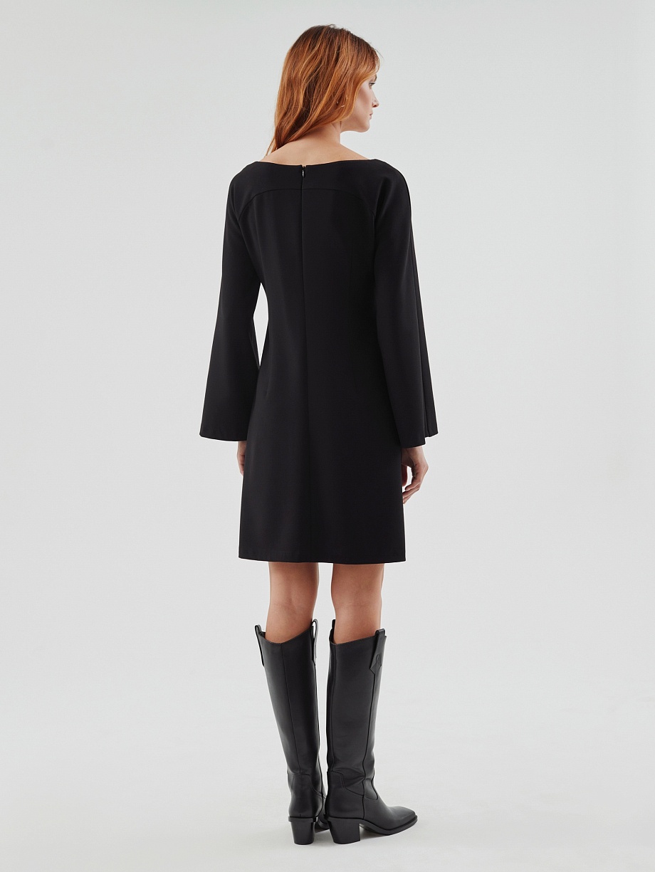 Приталенное платье из костюмной ткани с рукавами клёш