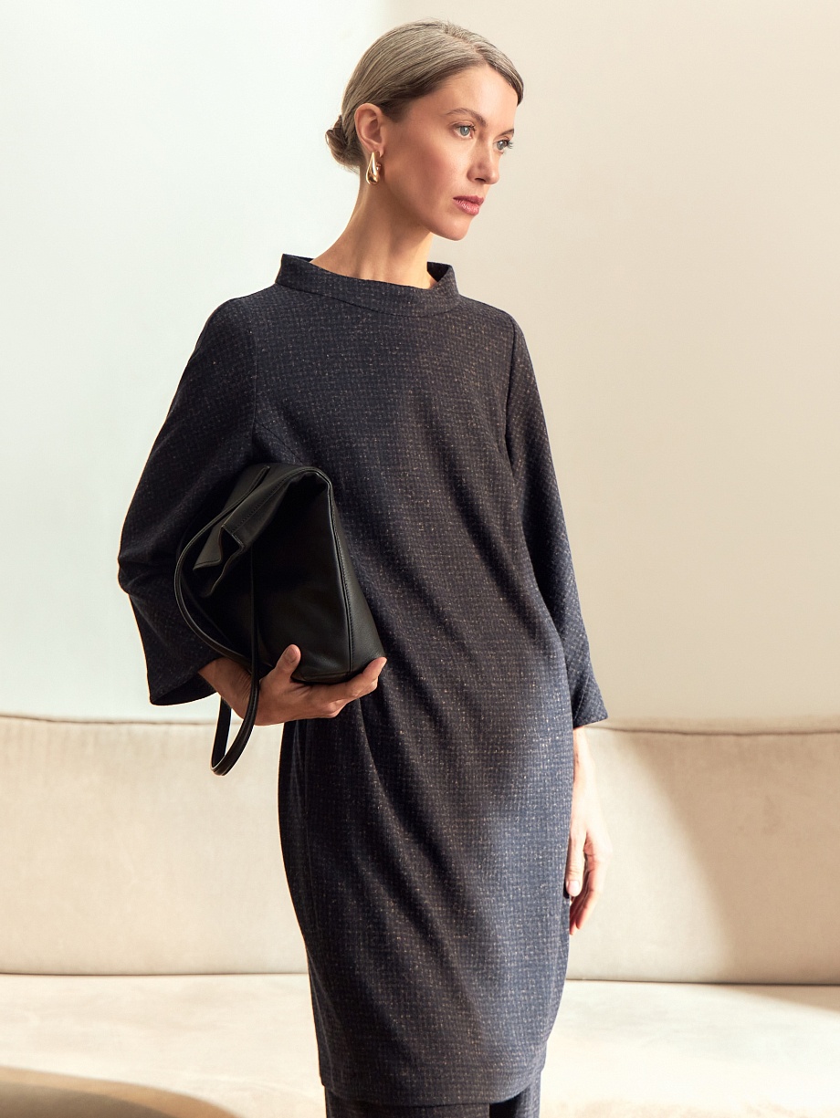 Прямое трикотажное платье с воротником-стойкой