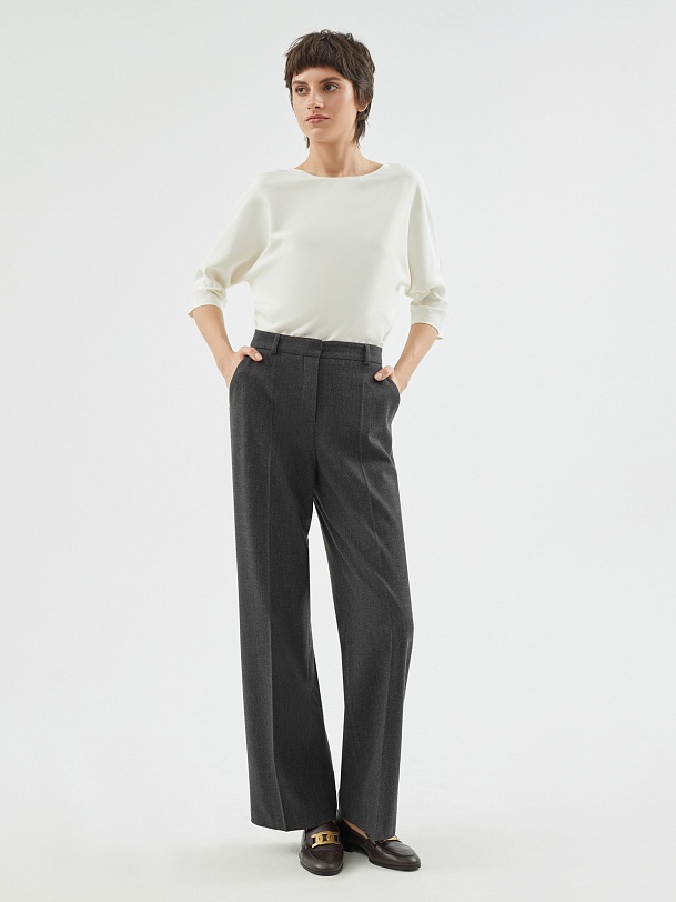 Широкие струящиеся брюки из костюмной ткани на резинке