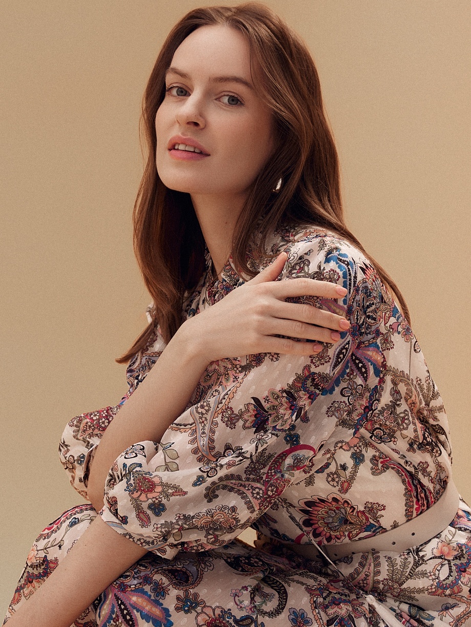 Свободное платье в этническом принте с поясом