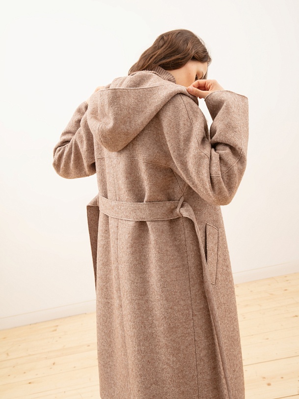 Шерстяное пальто с мембраной и капюшоном