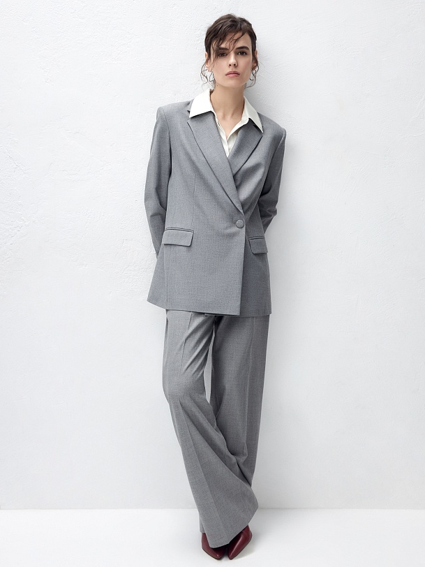 Приталенный двубортный жакет из костюмной ткани