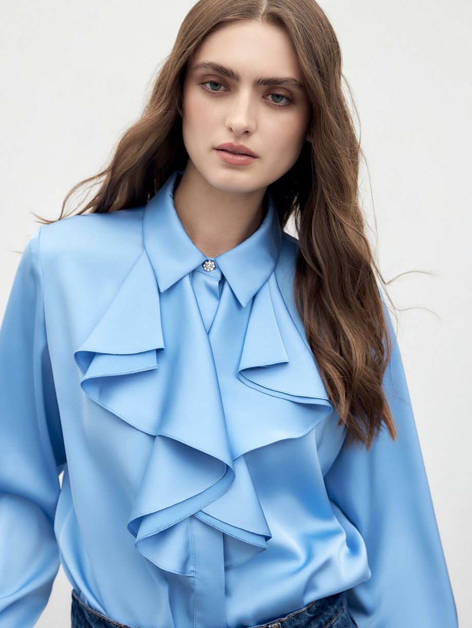 Атласная блуза с воланом на воротнике