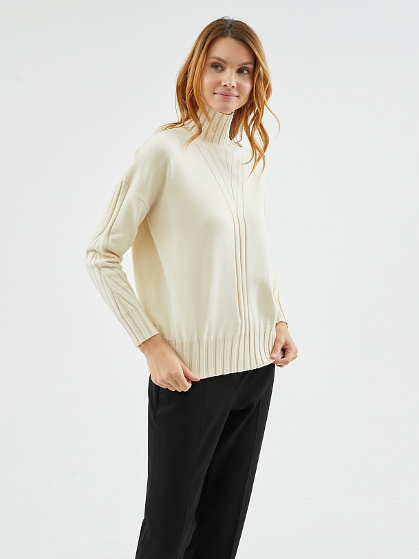 Вязаный свитер с высоким горлом