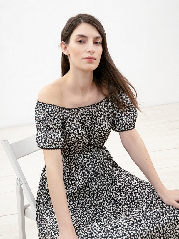 Платье с открытыми плечами