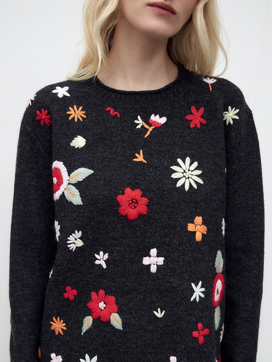 Вязаный джемпер с ручной вышивкой