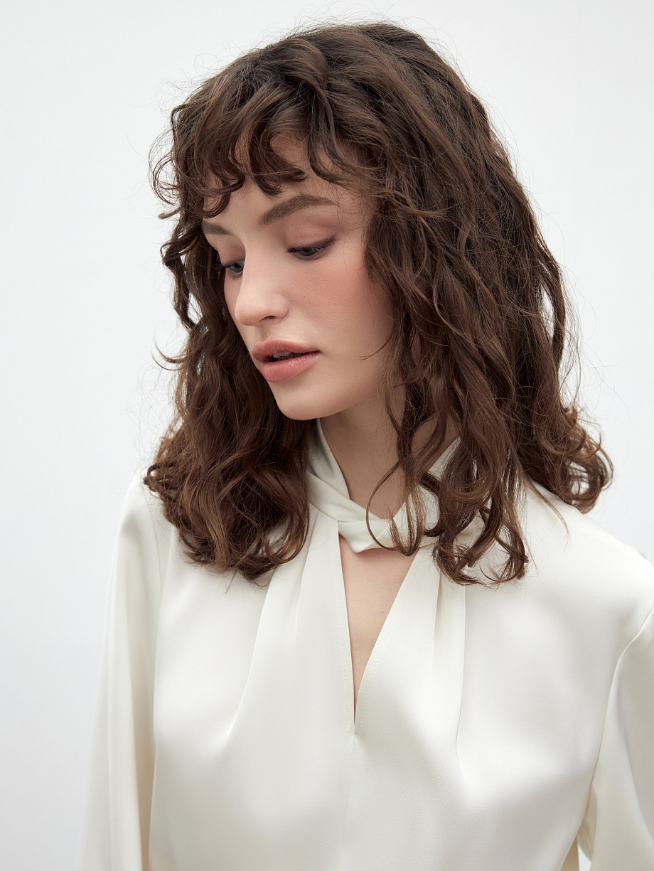 Блуза из атласа в молочном цвете