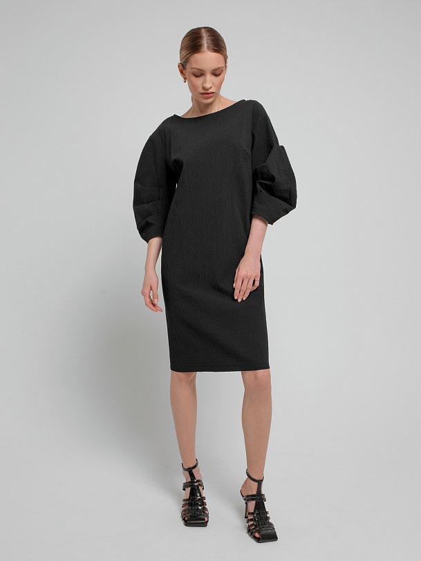 Хлопковое платье из фактурной ткани с объёмными рукавами