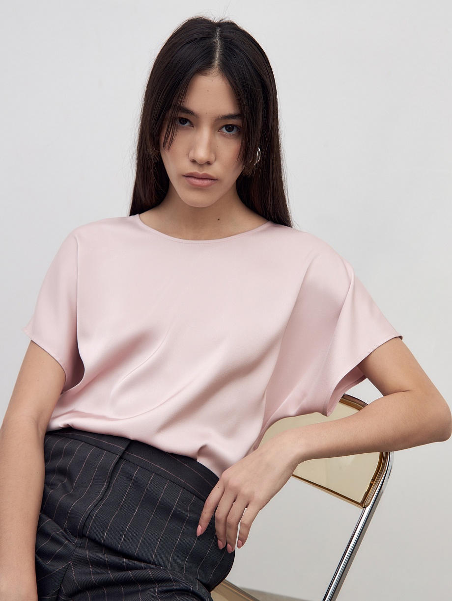 Прямая блуза из атласной ткани с горловиной лодочкой