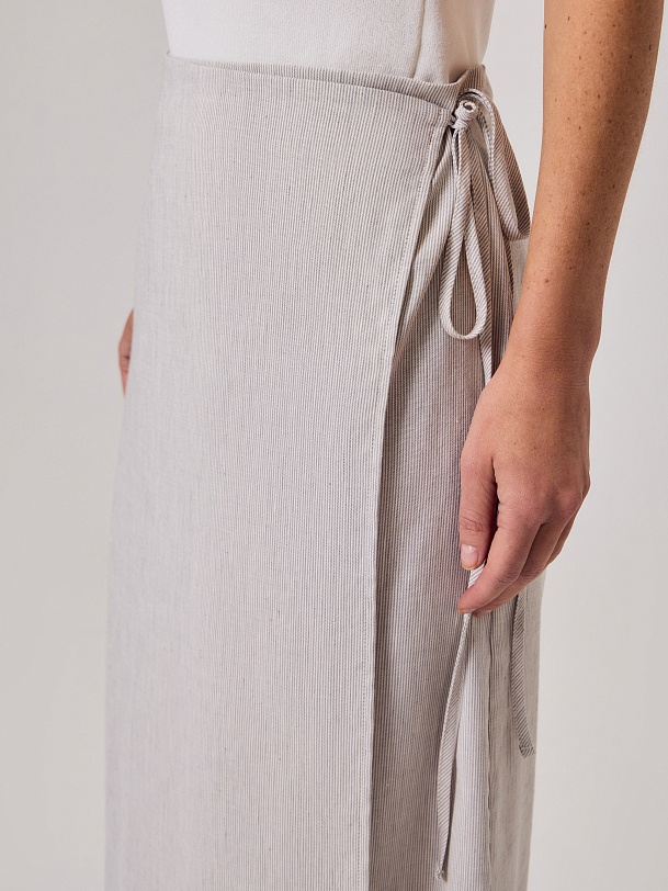 Юбка на запах из льняной ткани