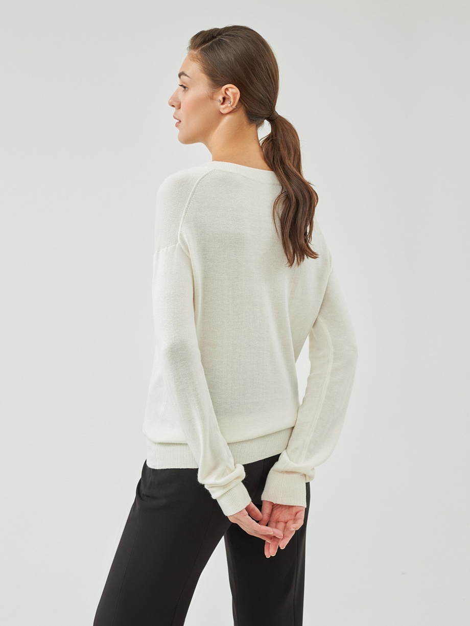 Классический джемпер с V-образным вырезом горловины