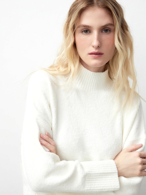 Свитер белый оверсайз