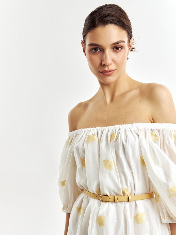 Платье с вышивкой и открытыми плечами