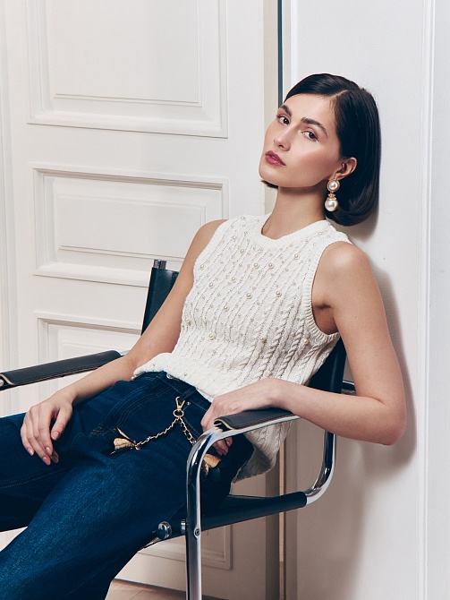 Жилет из вискозной пряжи с жемчужными бусинами