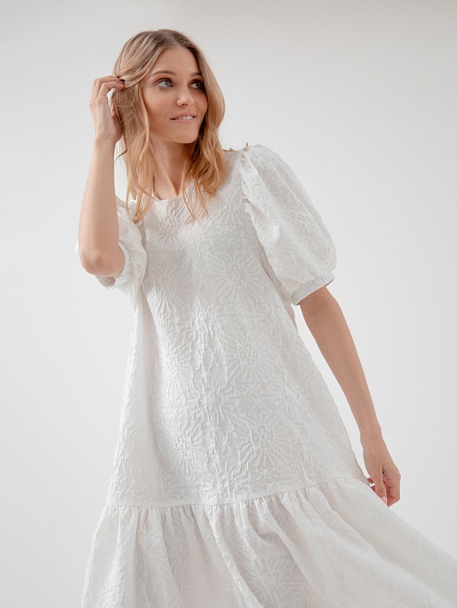 Объёмное платье из фактурной ткани