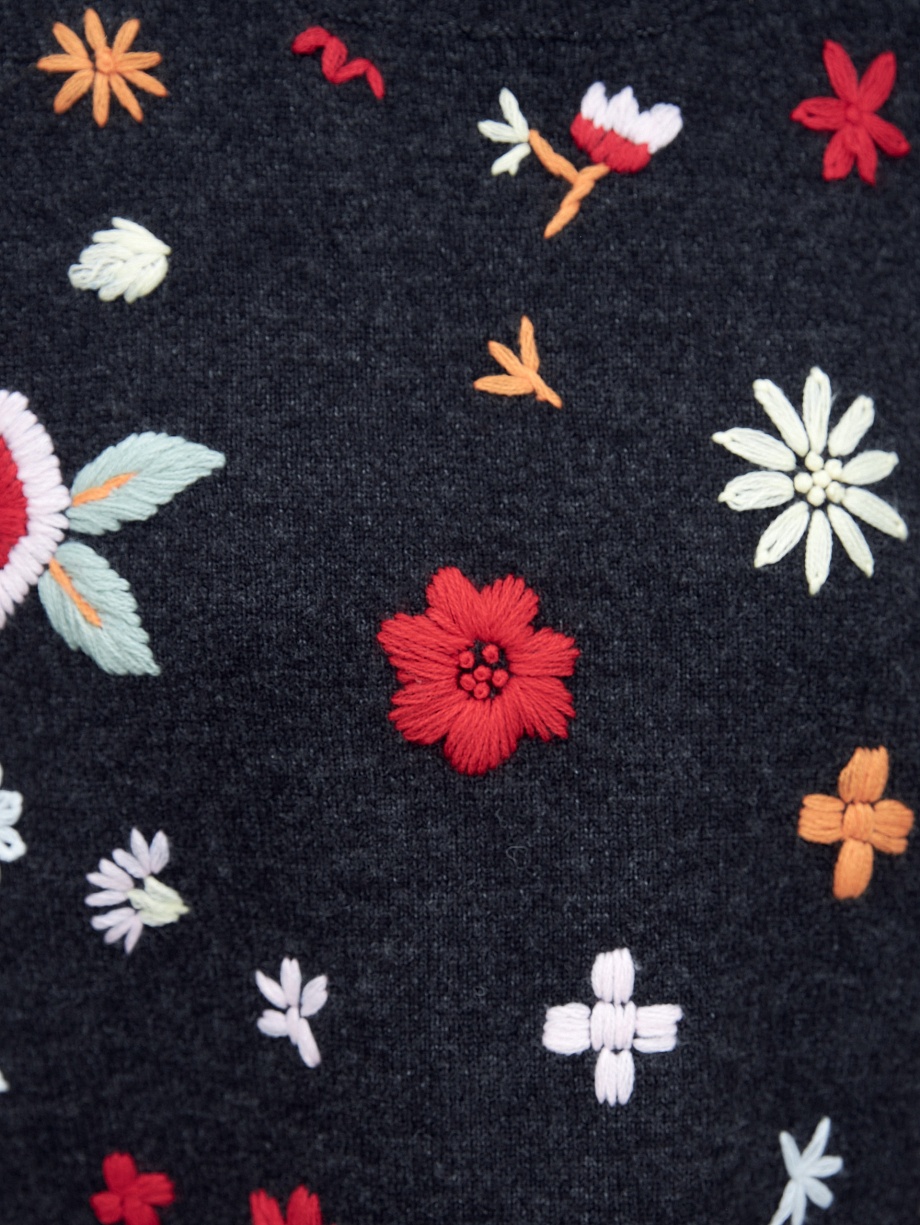 Вязаный джемпер с ручной вышивкой