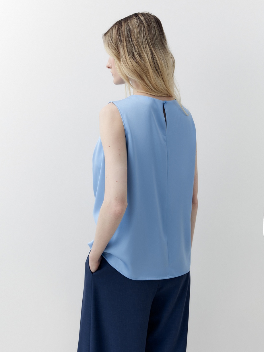 Прямая блуза из атласа со складками на плече