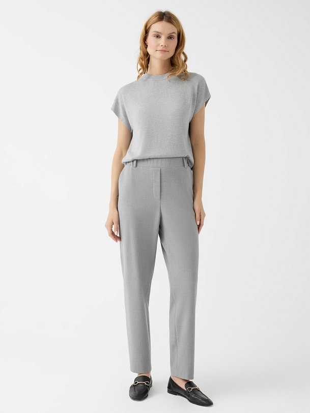 Брюки серые зауженные к низу